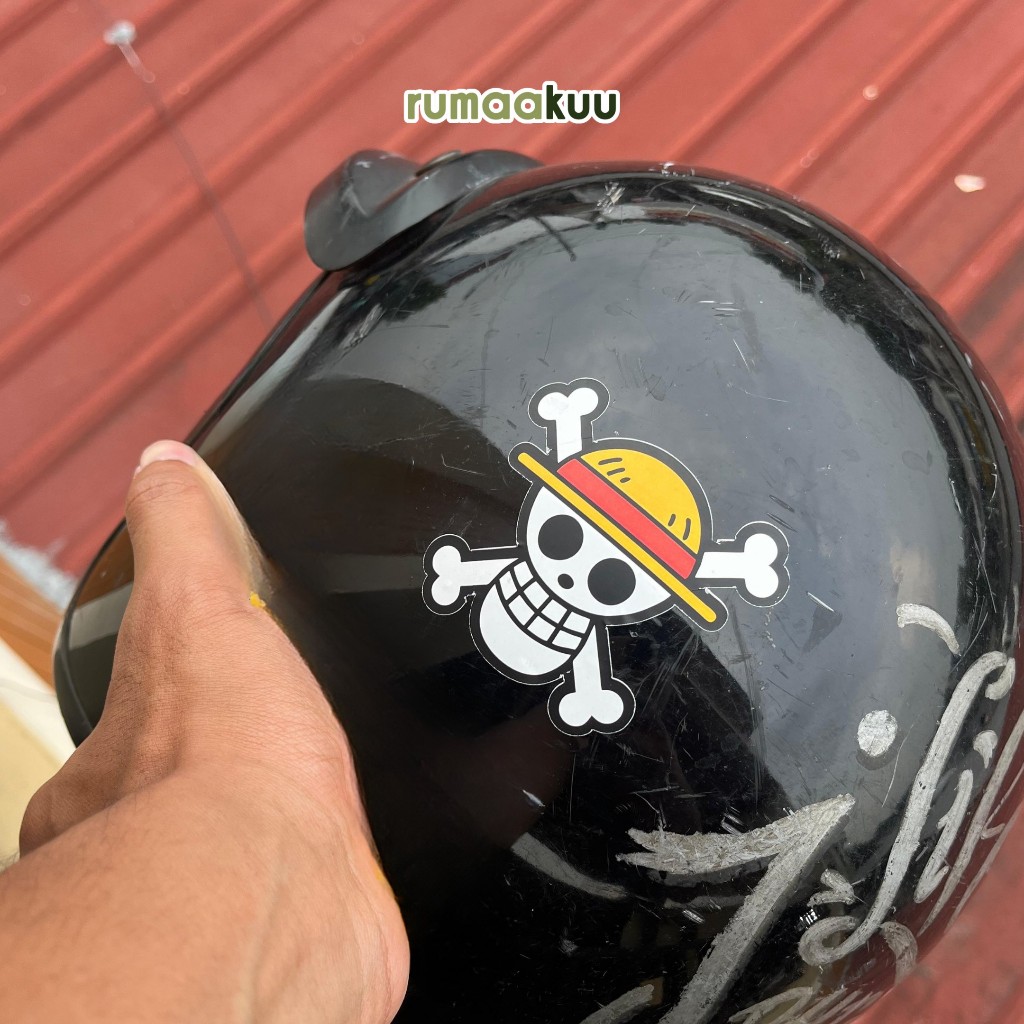 

Rumaakuu Stiker One Piece Luffy Jolly Roger – Vinyl Full Color Anti Air 6x6.5 cm