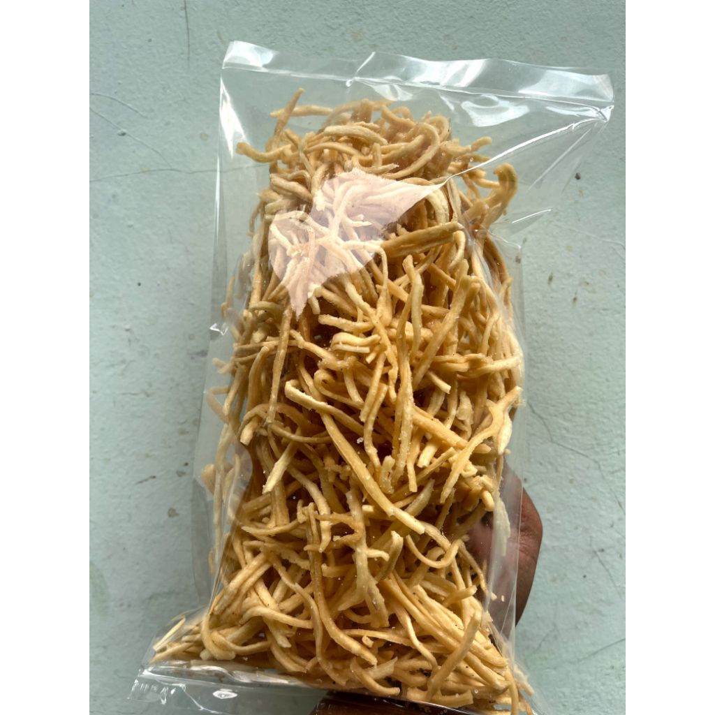 

sistik mie pedas extra pedas gurih renyah lezat dan nikmat bumbu tabur