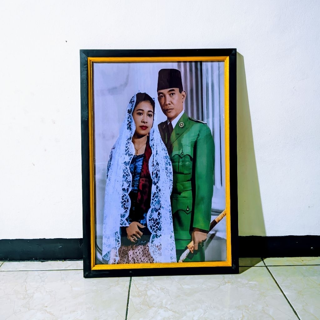 Hiasan dinding lukisan cetak ir Soekarno dan Fatmawati realpict plus bingkai ukuran 65cmx45cm