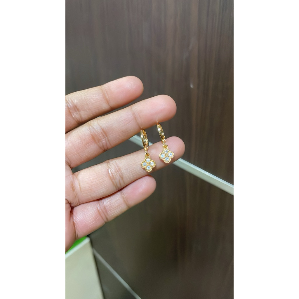 anting bunga putih