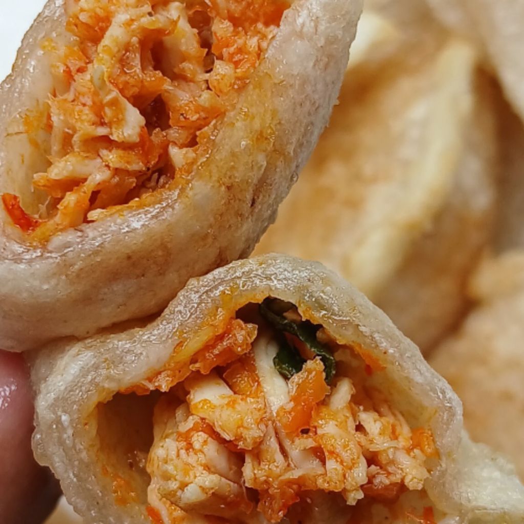 

Cireng isi tersedia 3 varian rasa ayam suwir pedas,ayam suwir original,keju isi 5pcs/kemasan