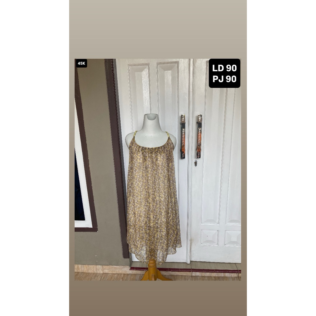 4. Dress tali satu motif bunga