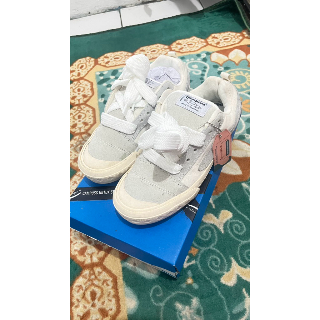 Preloved sneakers abu putih