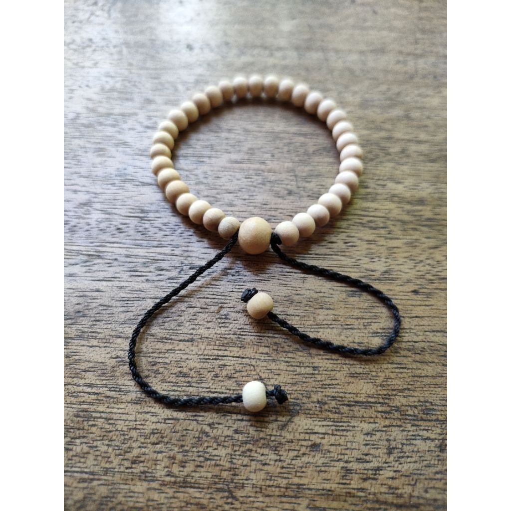 Tasbih gelang kayu Cemara wangi 33 butir