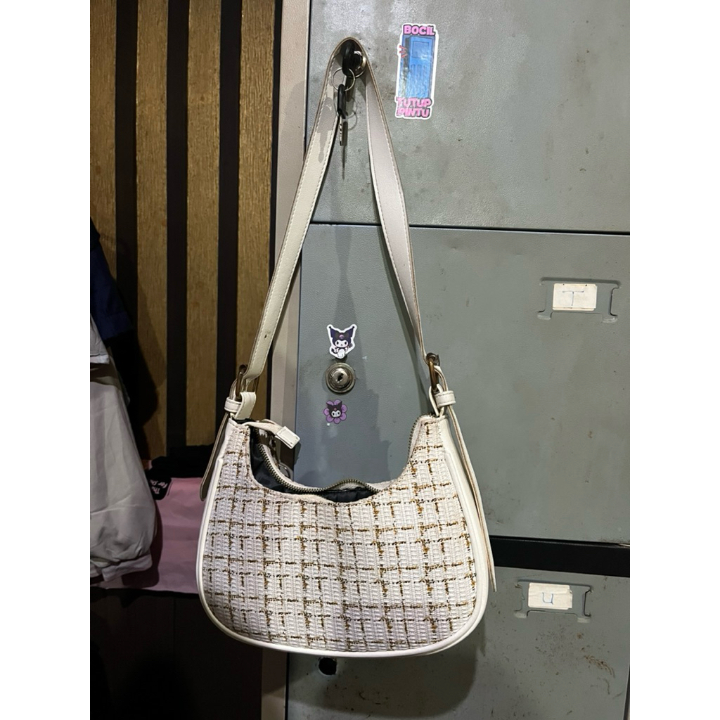 preloved sling bag white