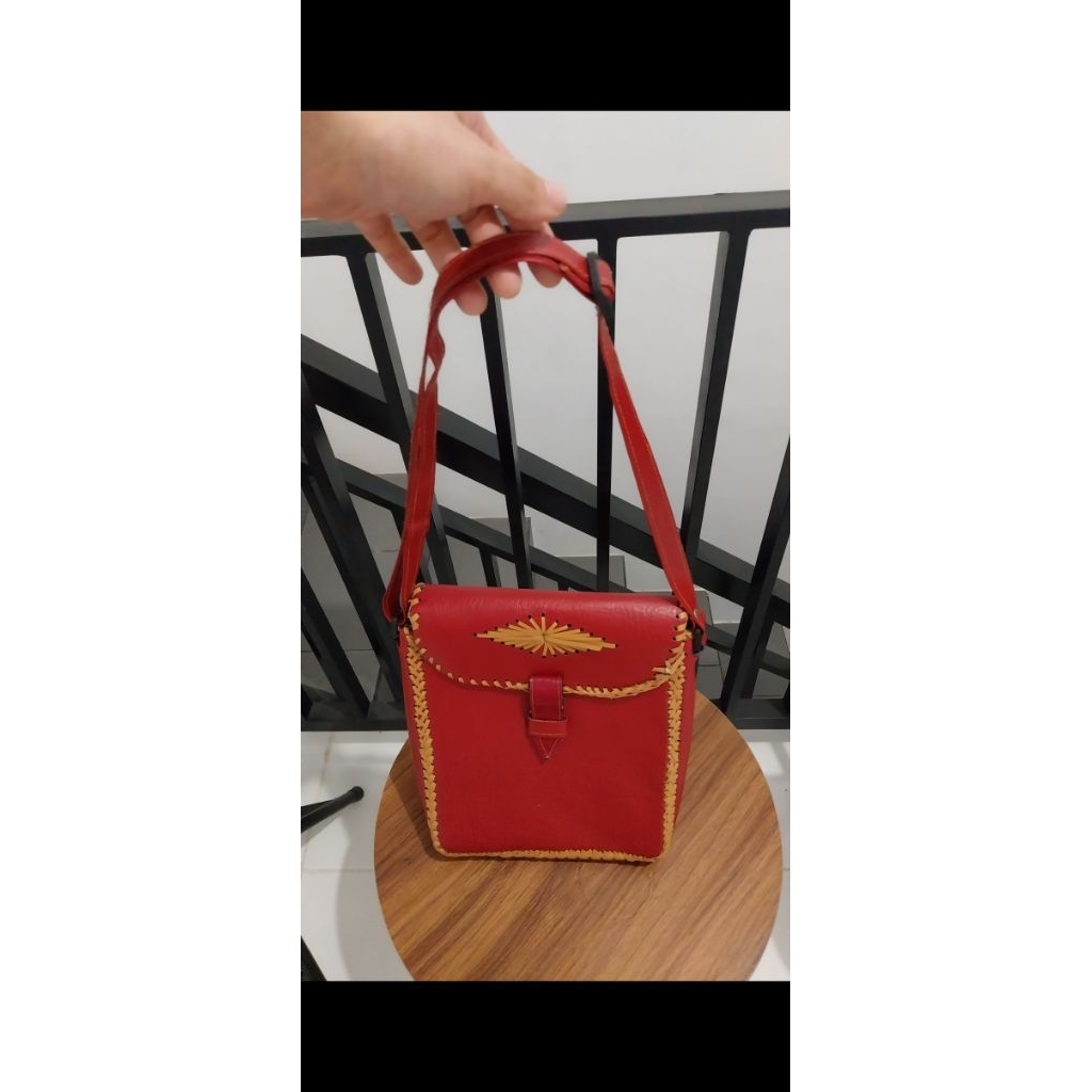 tas selempang kulit jogja merah