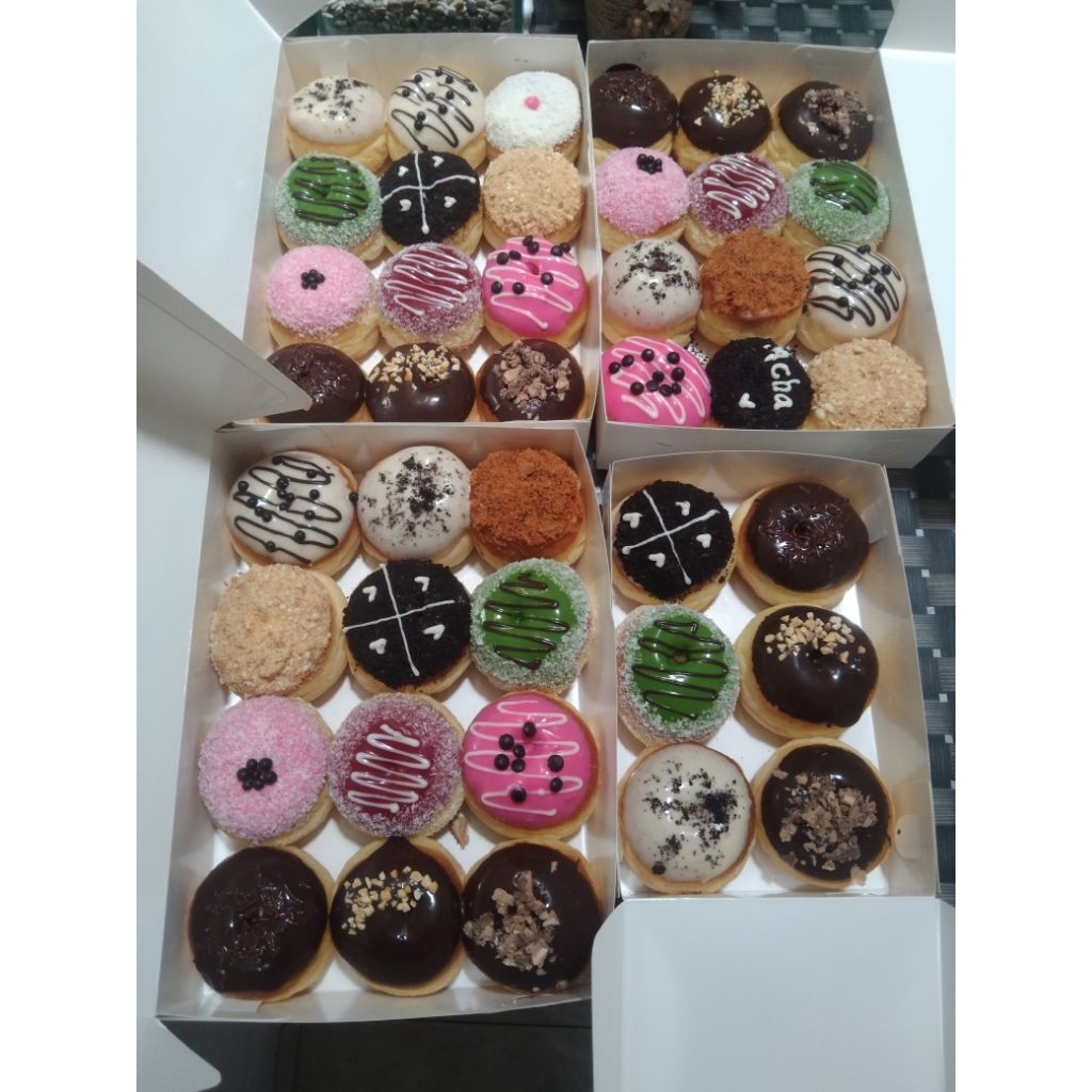

Donat isi 12 pcs ( 11 toping glaze + 1 toping abon )