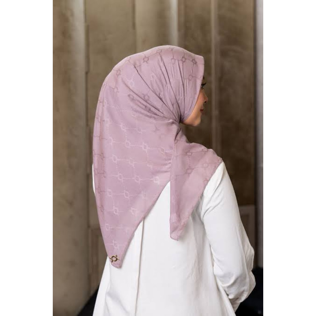 Wearing klamby scarf