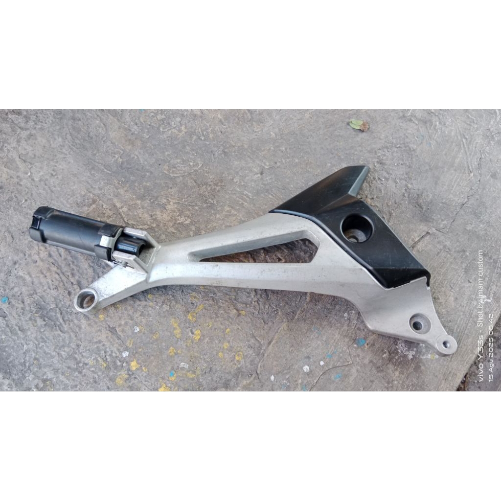 Step kanan Belakang supra x 125 Revo lama ori AHM