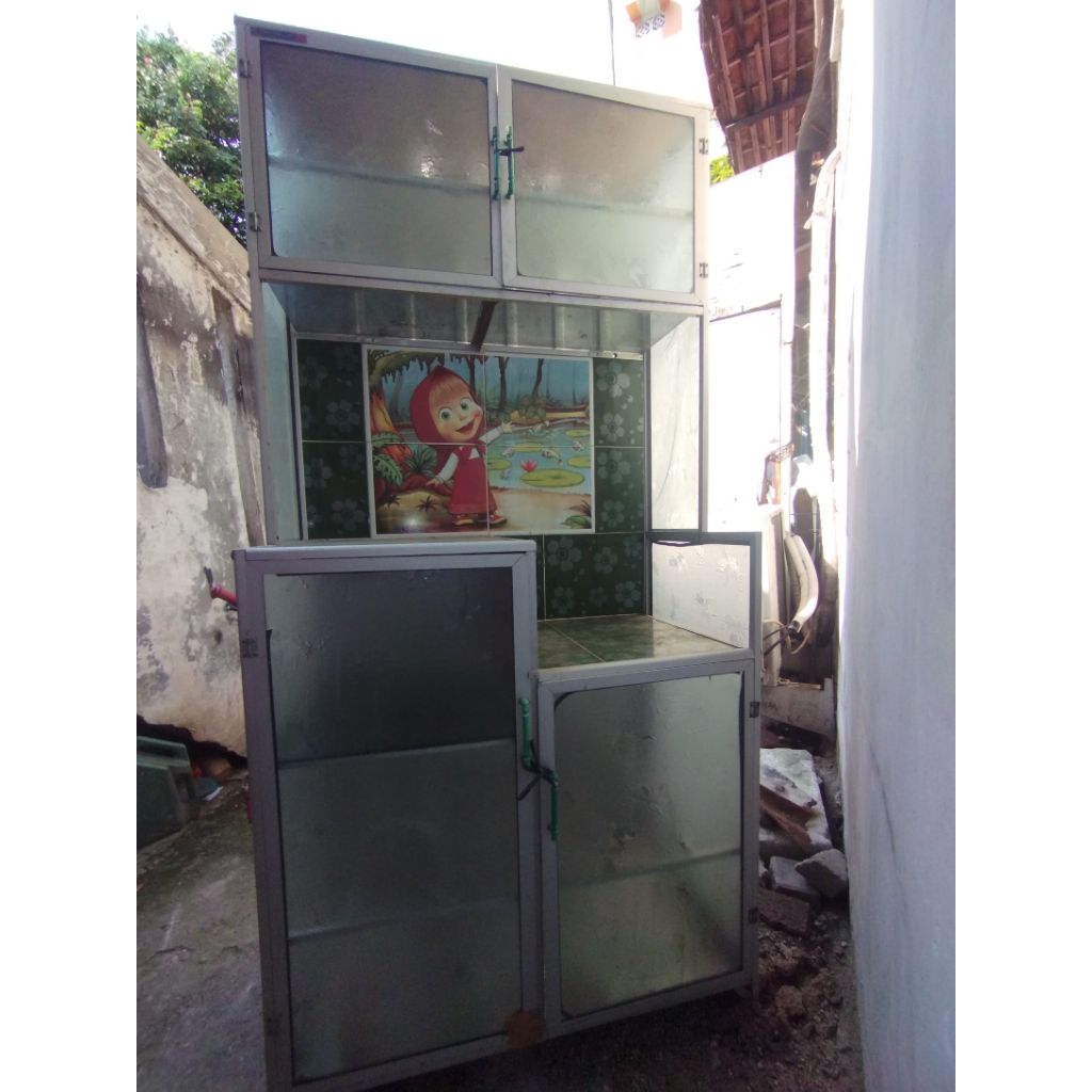 Rak/lemari piring kaca