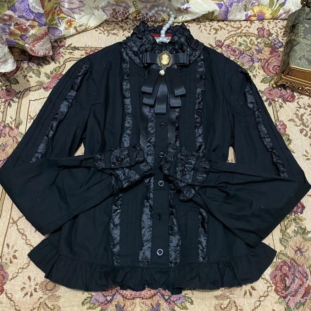 black blouse bodyline