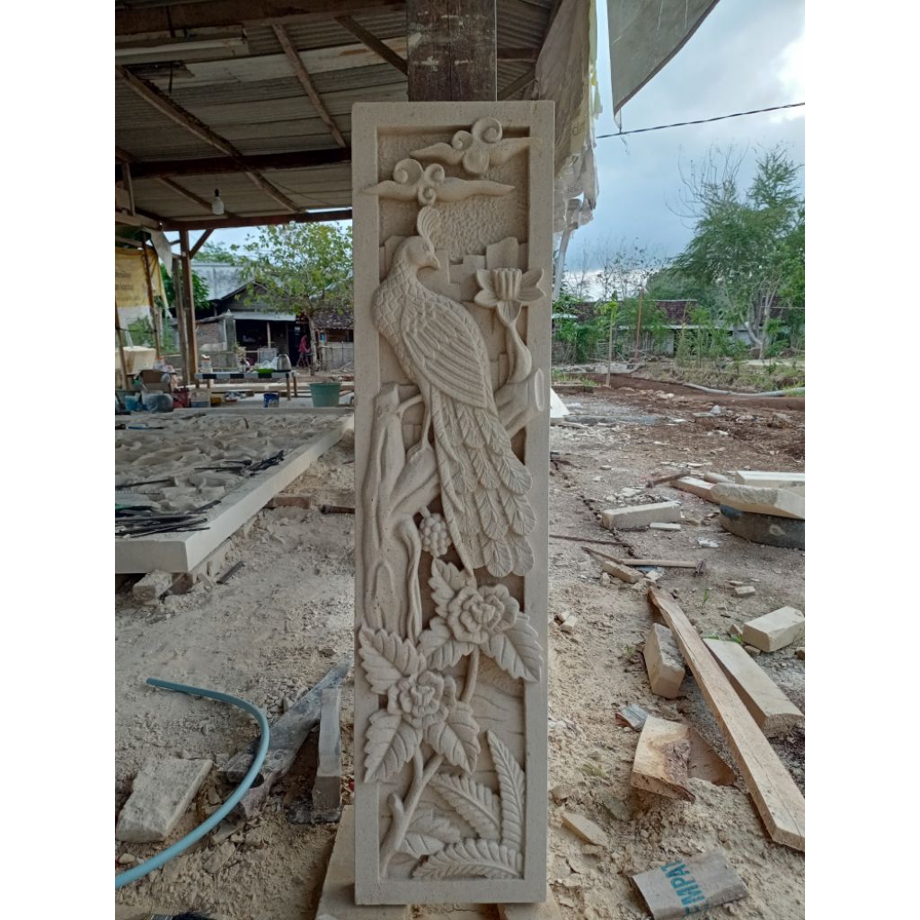 relief batu alam motif merak
