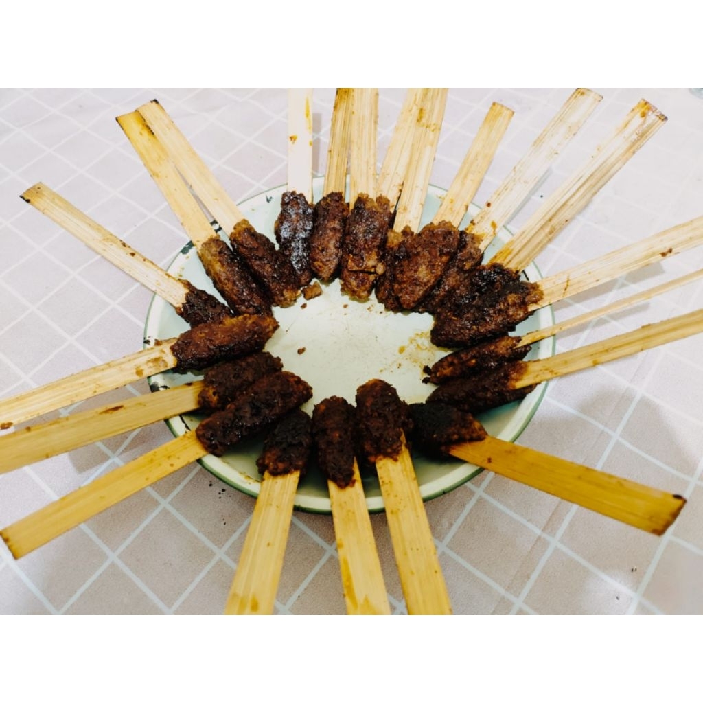 

Sate buntel Sapi(10 tusuk+irisan cabe rawit merah, bawang merah, tomat, kecap dan jeruk limau)