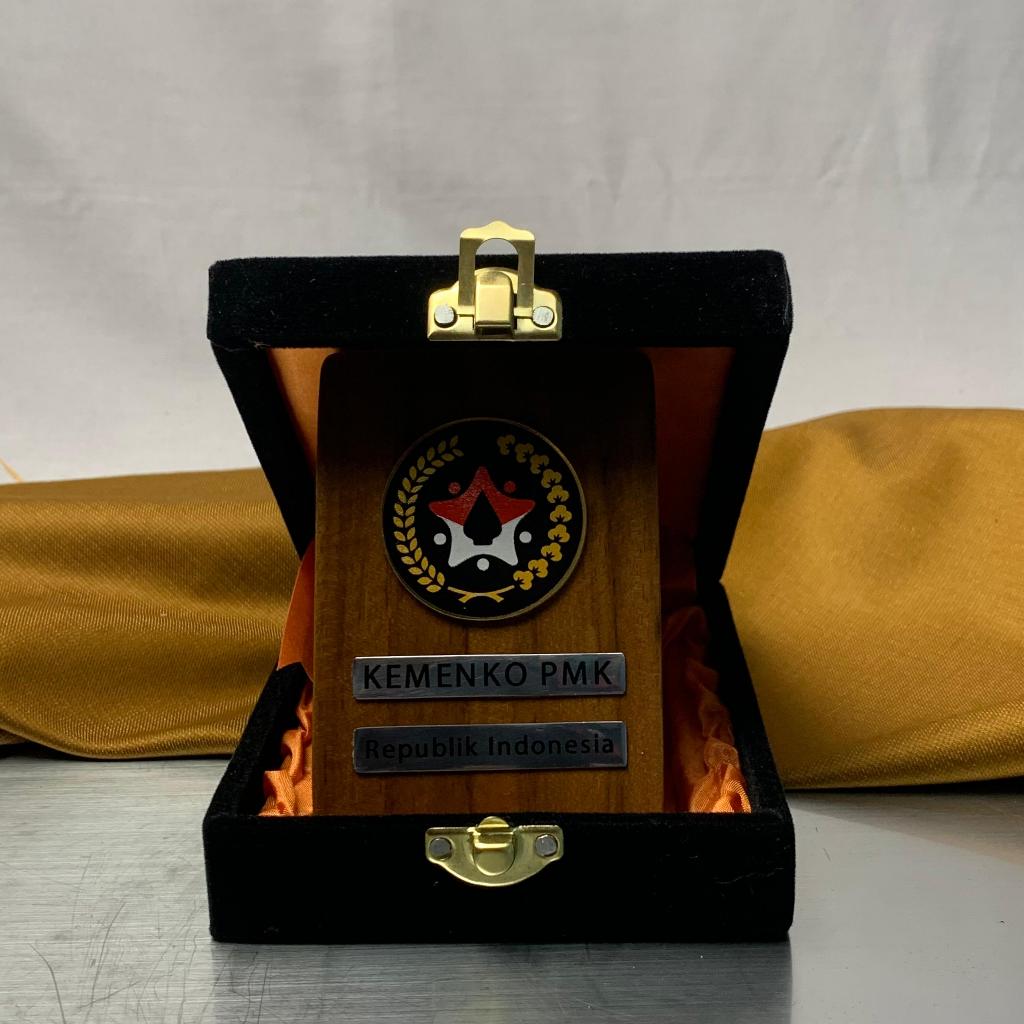 PLAKAT KAYU KOMBINASI PLAT STANLES