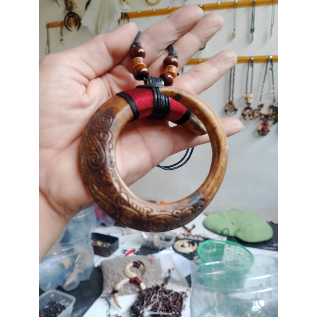 kalung etnik taring melingkar ukir