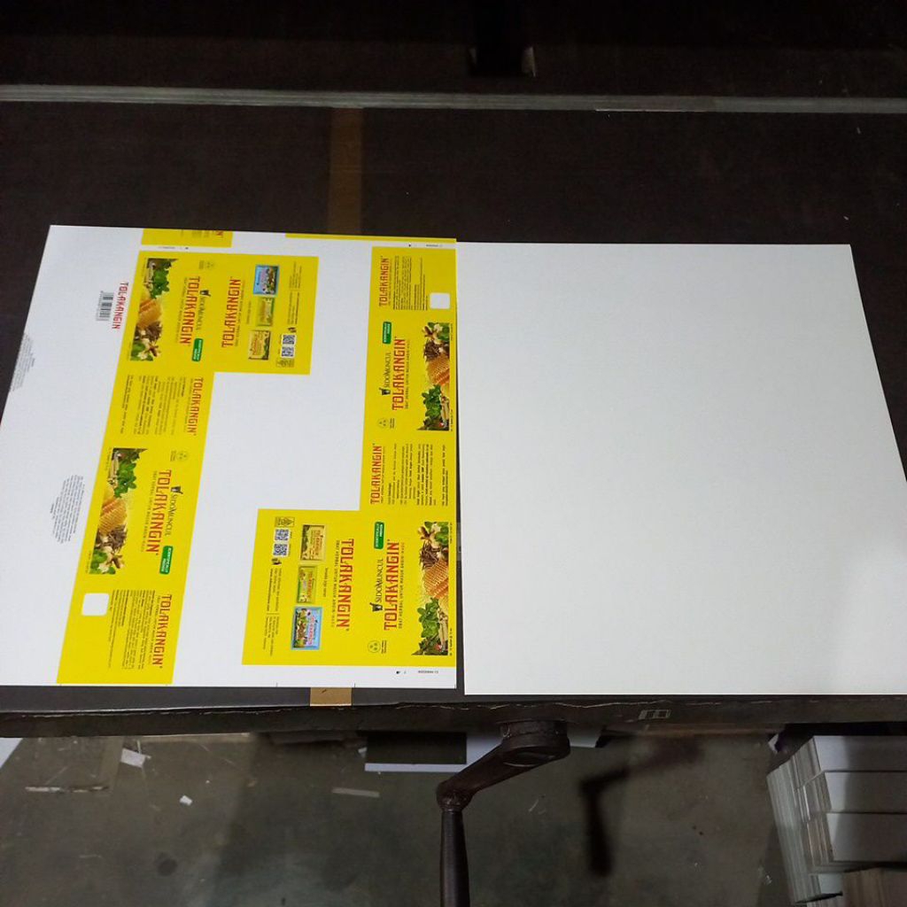 

Kertas gagal cetak ivory Costum. Harga per Kg. potong sesuai keinginan