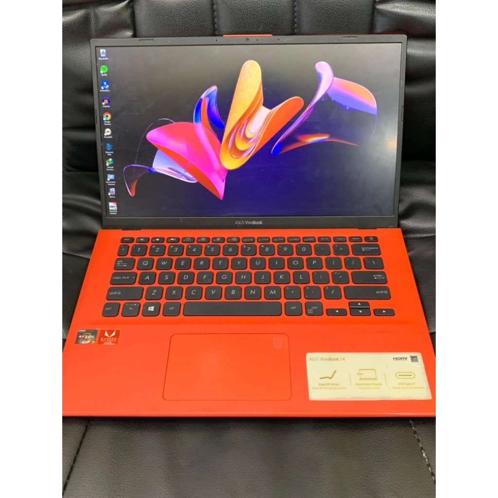 Asus Vivobook 14 (14”)Ryzen 3 (3200U)Radeon Vega Mobile GfxRam 4GB (DDR4)Hdd  1TB second bekas