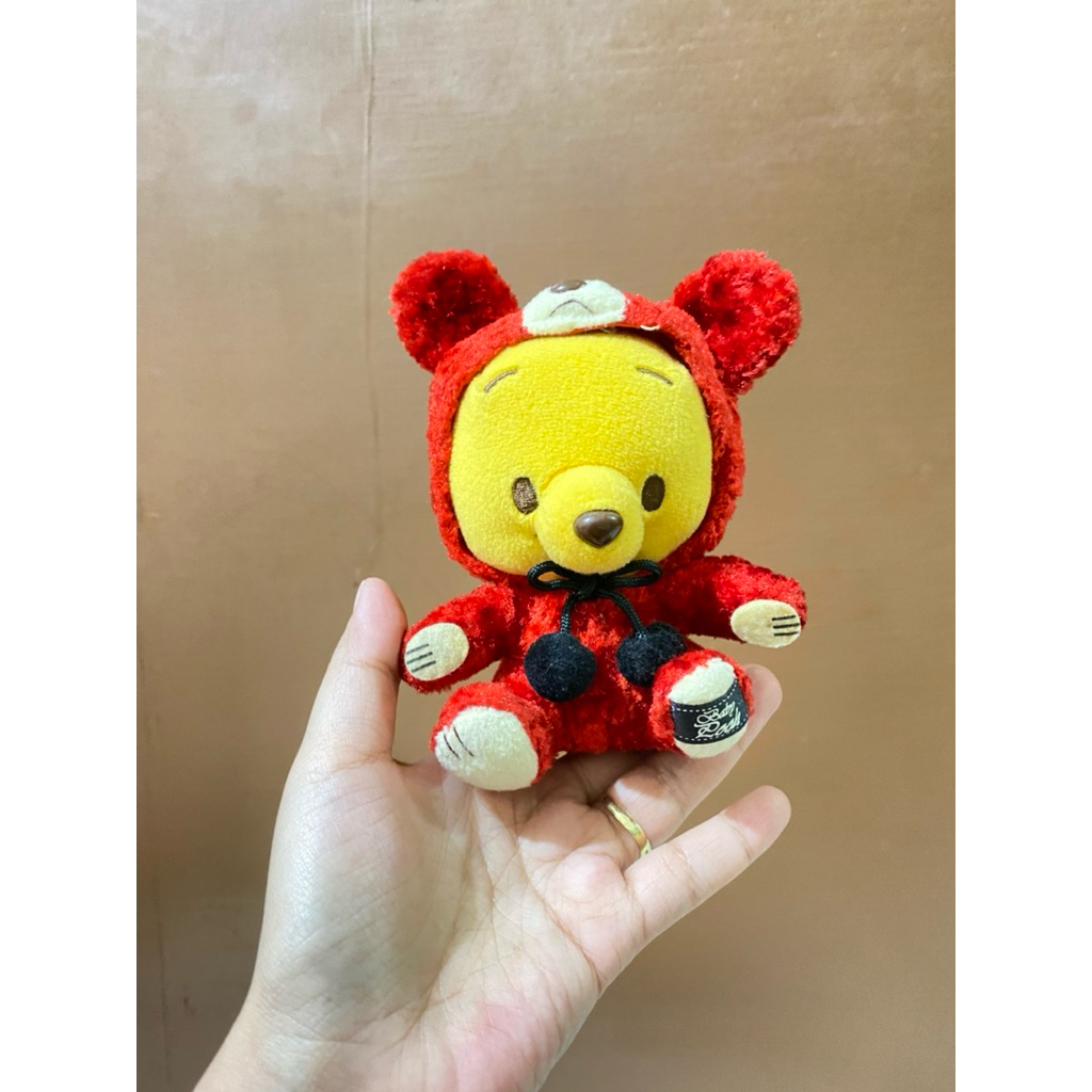 Boneka Karakter Winnie the Pooh Kostum Bear Merah size 13cm Original / Boneka Baby Pooh with Red Bea