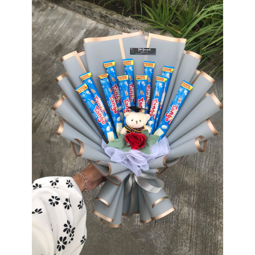 buket snack tango bunga dan boneka wisuda