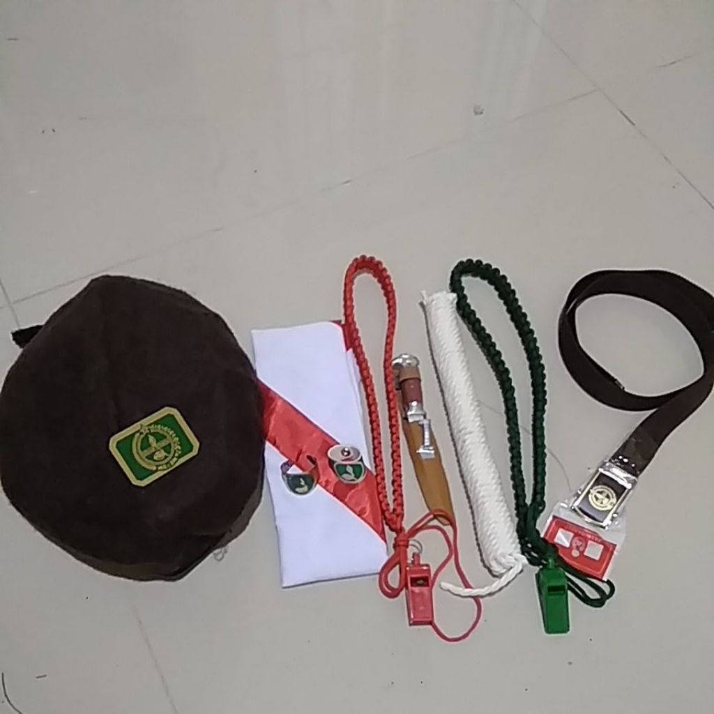 paket set atribut Pramuka SD siaga dan penggalang cowok(baret,tatop,ring kacu,tali air,kacu,fluit,ta