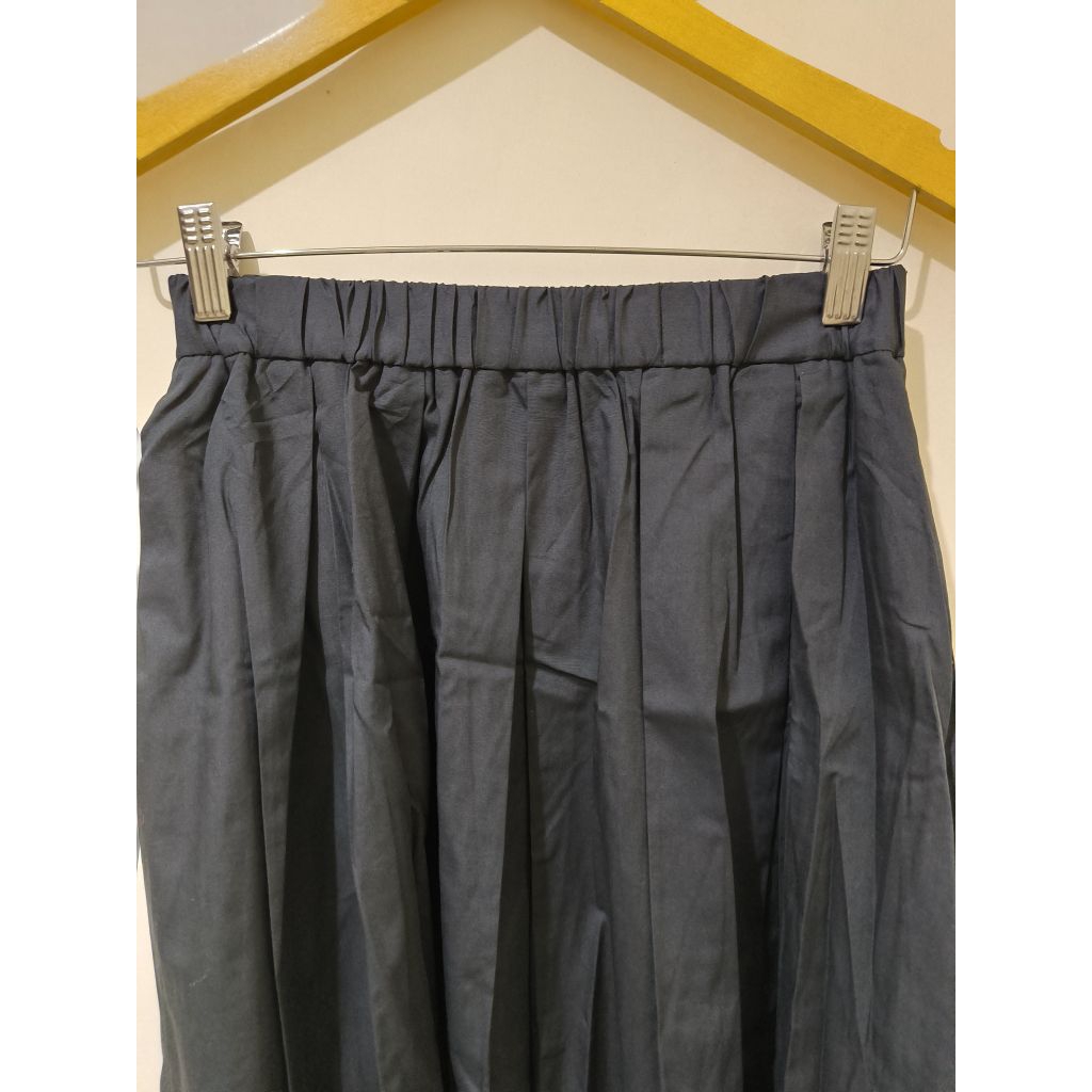 Preloved Rok Volume Hitam by GU Uniqlo