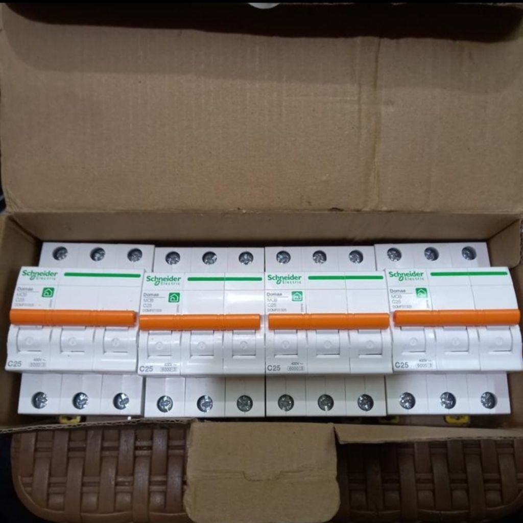 MCB SCHNEIDER DOMAE 3P 25A/MCB DOMAE 3P 25A SCHNEIDER ORIGINAL