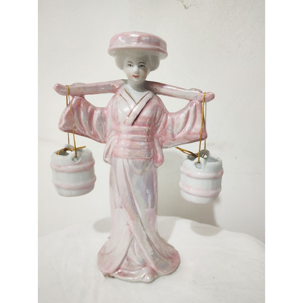 Patung keramik pajangan