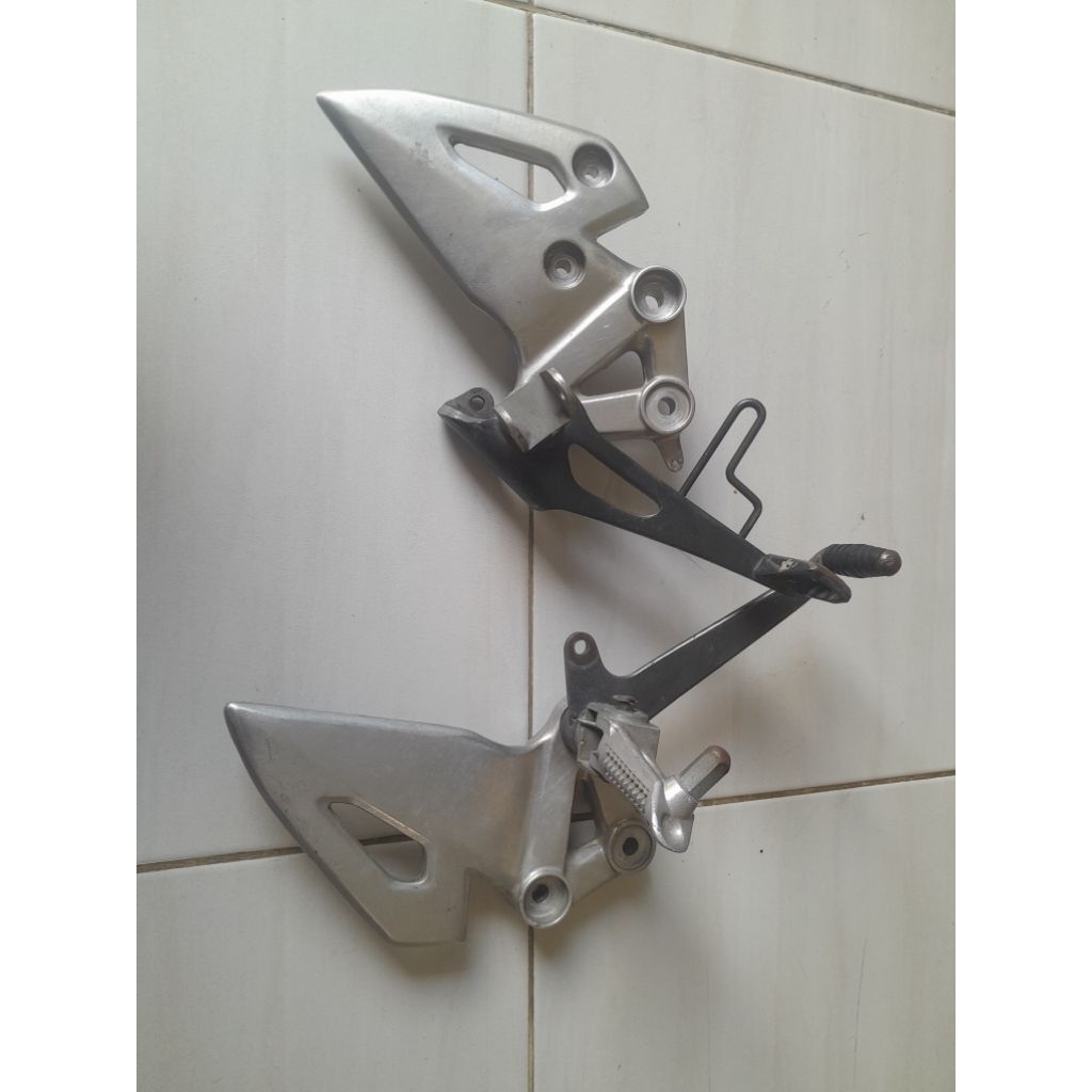 footstep depan suzuki GSX 150 R original