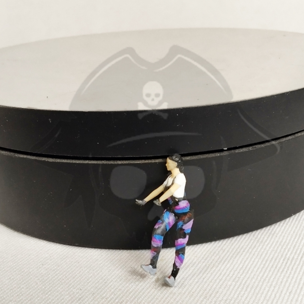 FIGURE 1:64 PEREMPUAN BERSANDAR, FIGURE 1/64