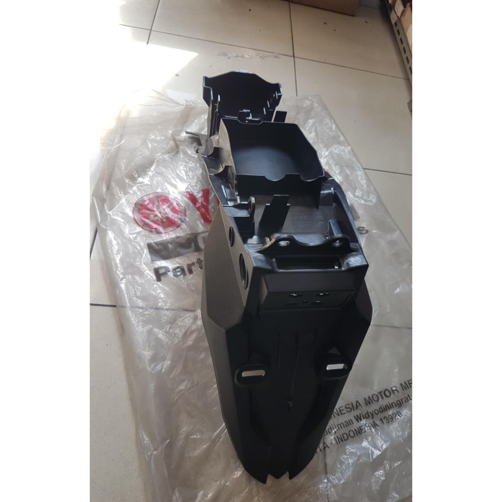 SLEBOR BELAKANG VIXION TAHUN 2016 FENDER, REAR (2TP1) 2TP-F1611-00