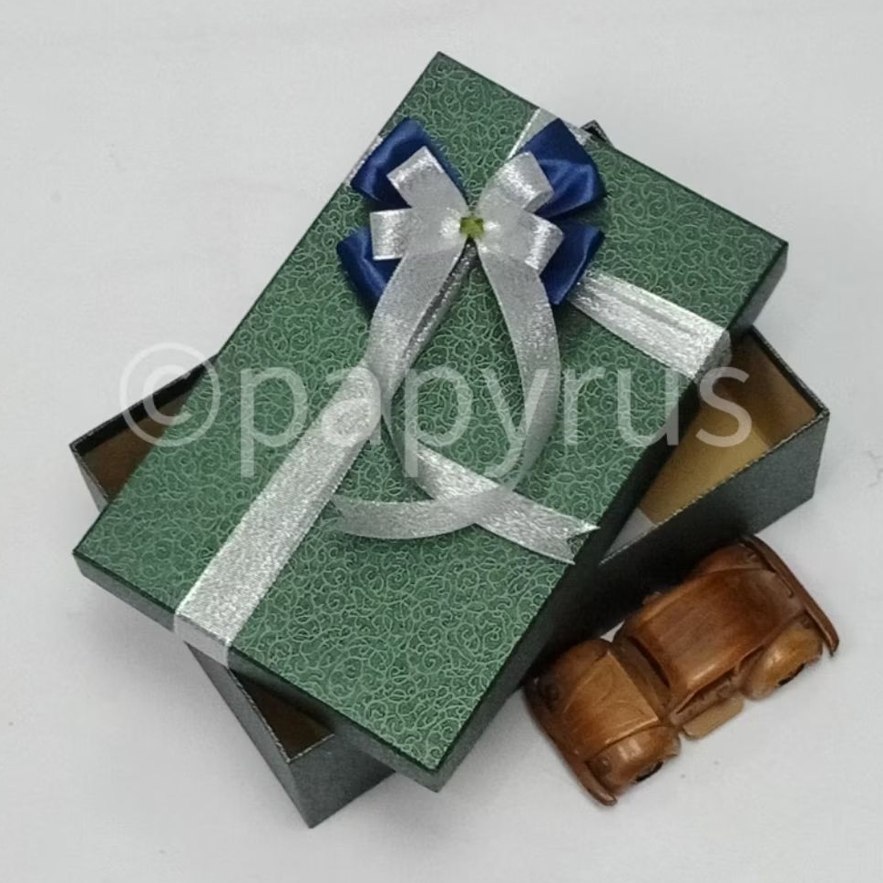 

PAPYRUS 17,5x27,5 Tinggi 8cm Kotak Kado Gift Box Hardbox Hampers Hadiah V2