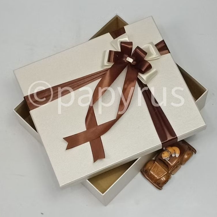 

PAPYRUS 30x35 Tinggi 8cm Kotak Kado Gift Box Hardbox Hampers Hadiah V3