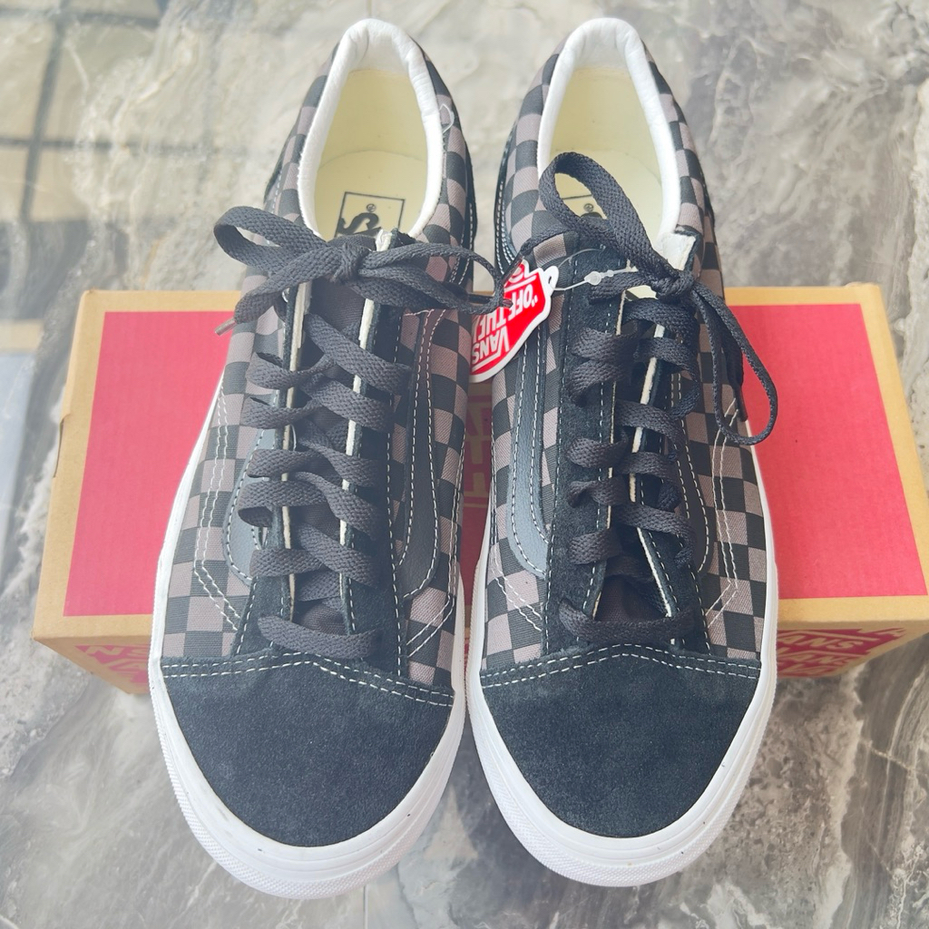 VANS - BNIB - Embroidered Checker Black