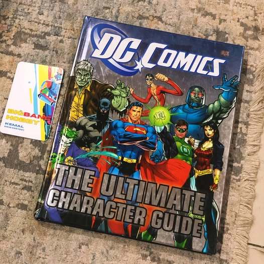 DK BOOKS HARDCOVER  DC COMICS THE ULTIMATE CHARACTER GUIDE