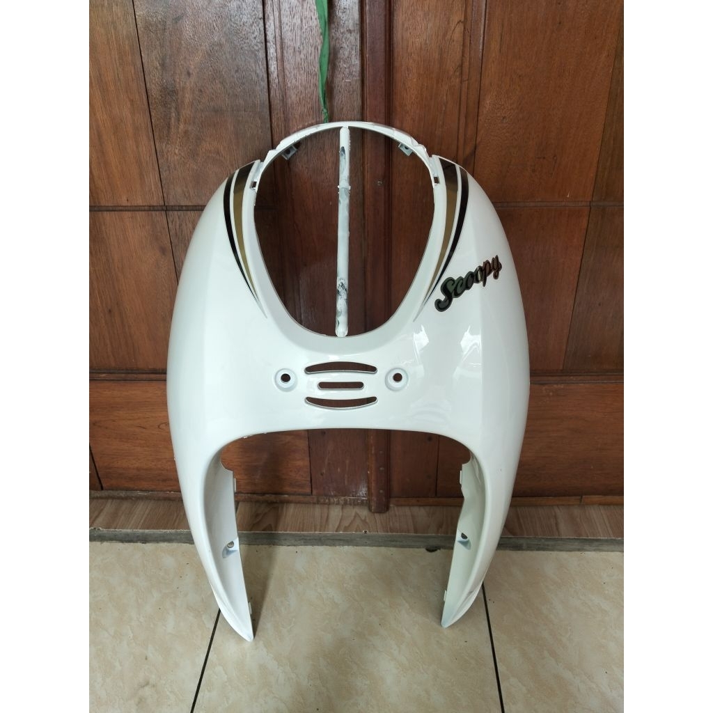 Tameng body depan Scoopy lama karbu putih