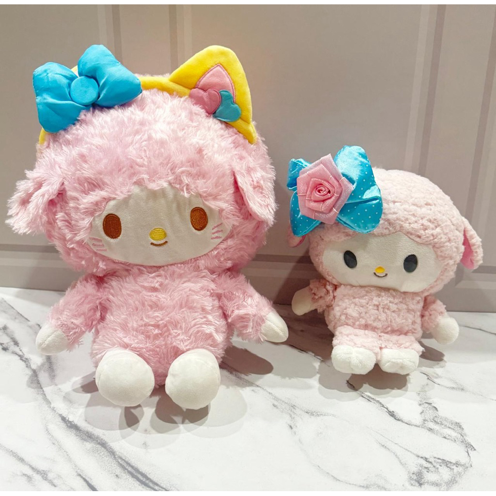 Boneka Plushie My Sweet Piano Kostum Kucing & Pita Bunga Sanrio