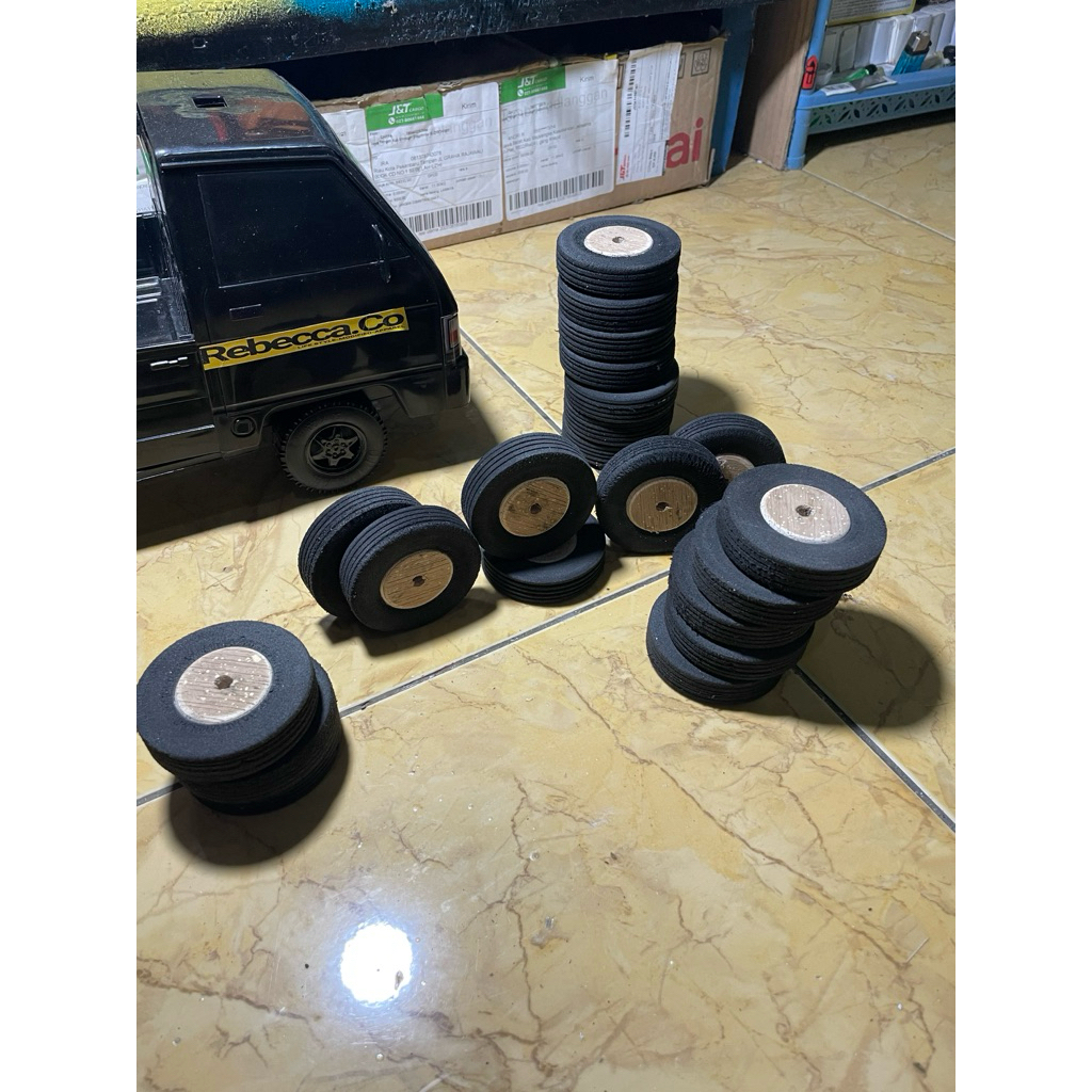 Roda/Ban Miniatur Truk Skala 1:14