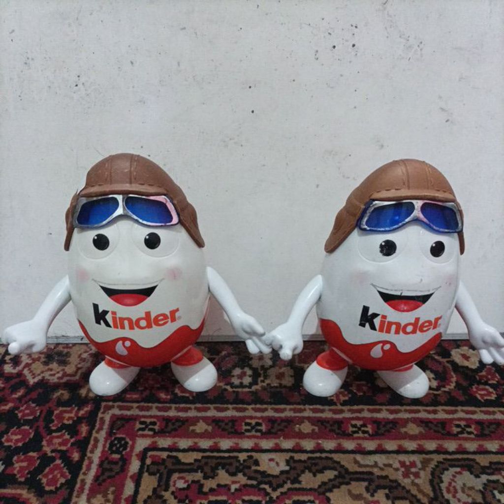 Figure Kinder Joy bertopi ukuran besar 24cm