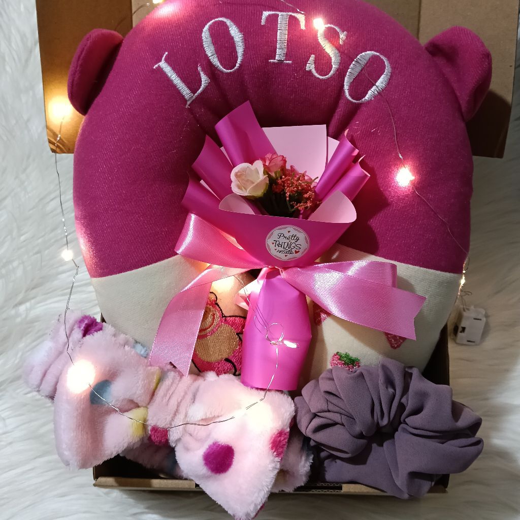 Gift kado cewek ulang tahun hampers wisuda anniversary bantal buket