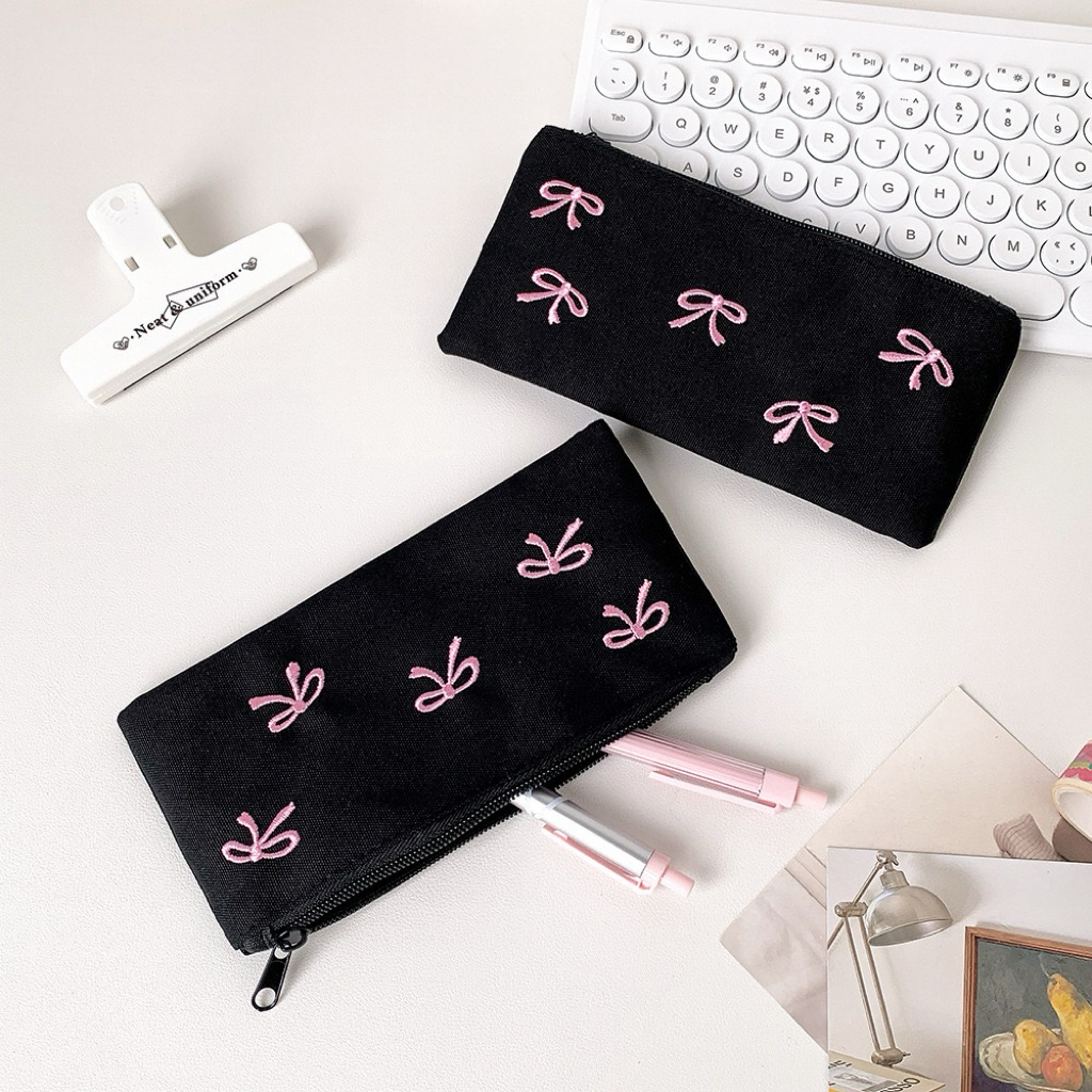 

Mocorie - Cheveliere Ribbon Pencil Case / Tempat Pensil Coquette / Tempat Pensil Motif Pita / Ribbon Pencil Case / Tempat Pensil Anak Sekolah Kuliah / Pouch Kosmetik Kecil / Tas Kosmetik / Dompet Coquette / Pouch Serbaguna / Alat Tulis Stationery