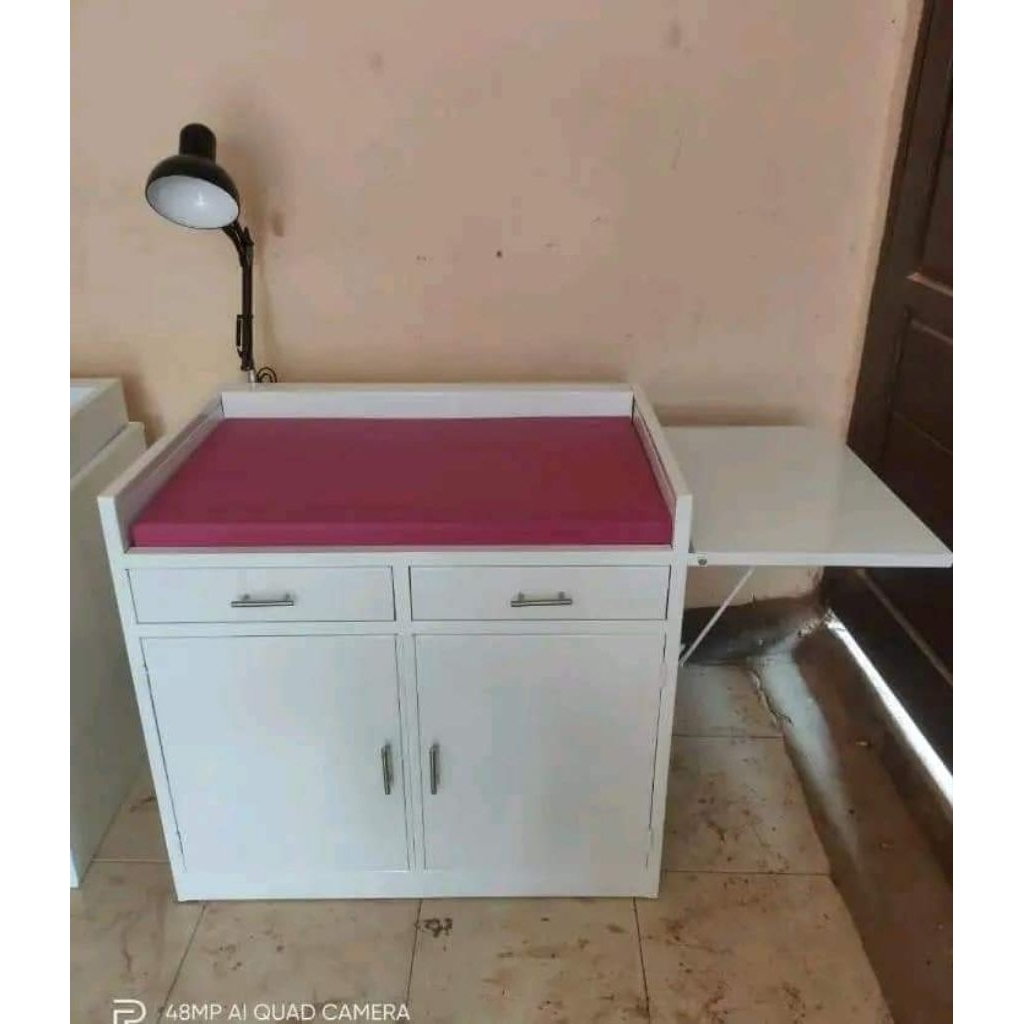 Meja resusitasi bayi+lampu tindakan medis/baby table + lampu tindakan
