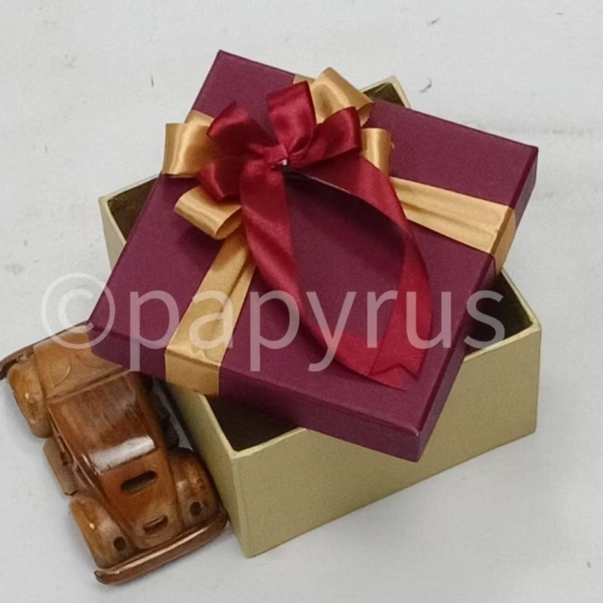 

PAPYRUS Kombinasi 15x15 Tinggi 8cm Kotak Kado Gift Box Hardbox Hampers Hadiah V1