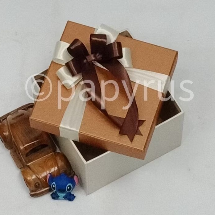 

PAPYRUS Kombinasi 15x15 Tinggi 8cm Kotak Kado Gift Box Hardbox Hampers Hadiah V2