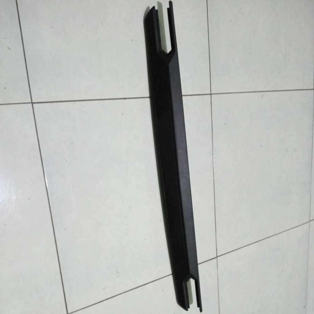 trunklid list garnis plat nomor bagasi belakang Isuzu panther kapsul original copotan