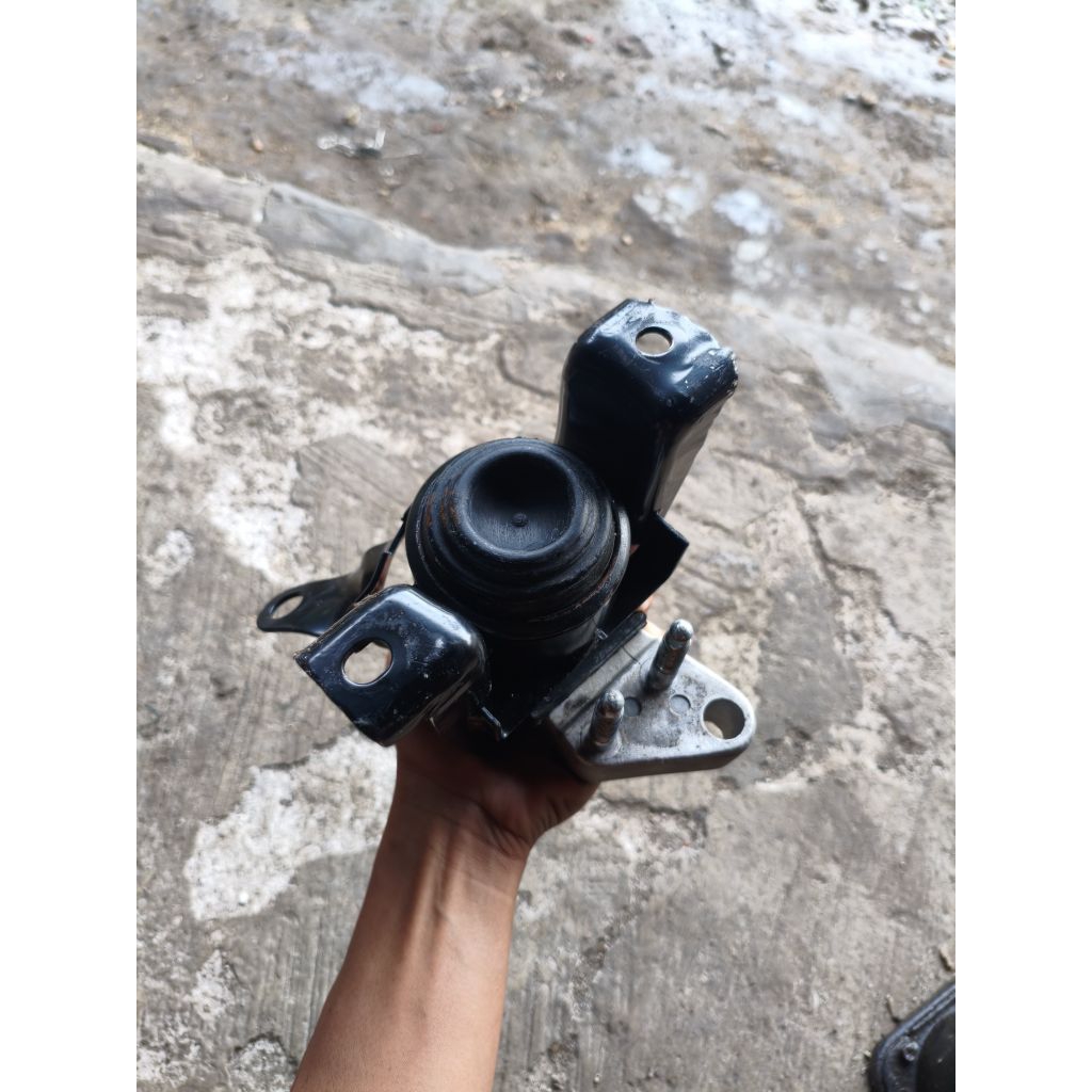 engine mounting mobil toyota altis tahun 2002-2006 bagian KANAN original copotan.