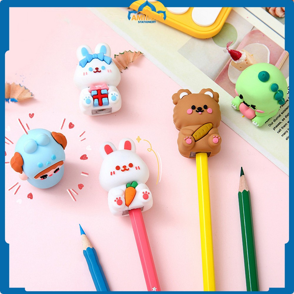 

Serutan Pensil Boneka Karakter 3D Alat Tulis Sekolah / Rautan Karakter Pencil Sharpener Import / Peruncing Pensil Boneka Amiinah Stationery A81