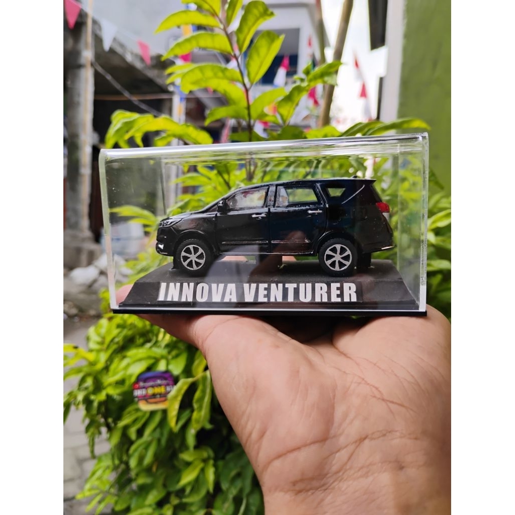 Diecast miniatur MOBIL TOYOTA Innova Venturer Skala 1:43 Handmade