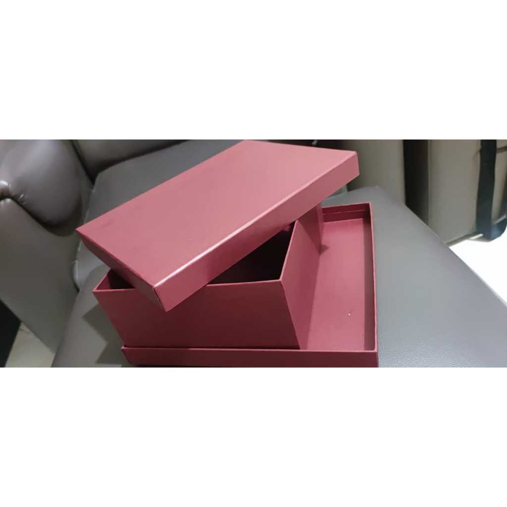 

BOX / HARDBOX BOX dan BAKI Ukuran box 30 x 22 x 12 Ukuran baki 30,8 x 30,8 x 3 Custom Warna / Ukuran