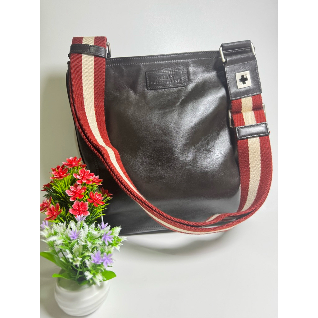 Tas pria bekas Bally taisten bahan kulit sapi asli kondisi istimewa sudah di spa bersih dan wangi