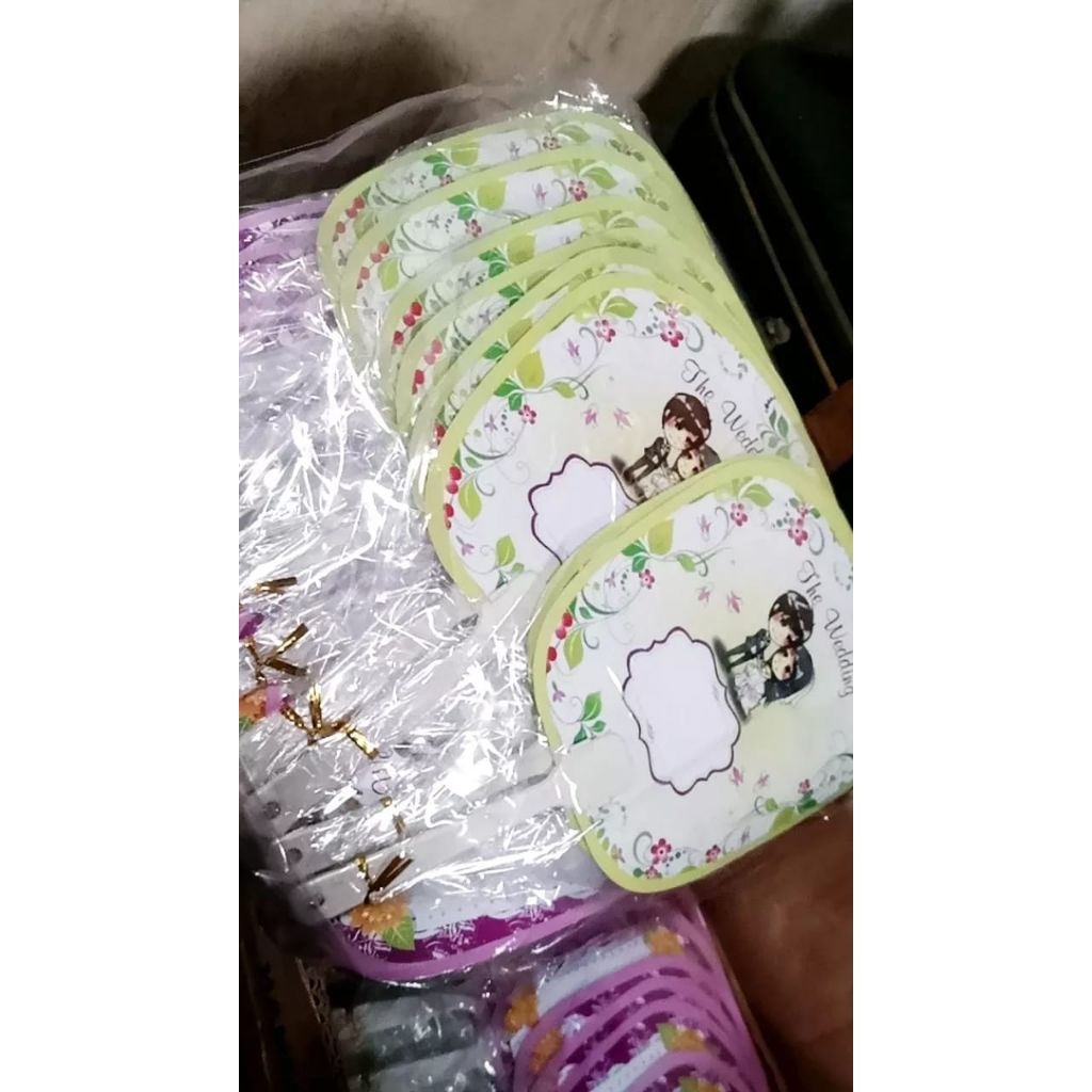 isi 50pcs Souvenir kipas plastik wedding dari plastik, souvenir pernikahan kipas plastik murah